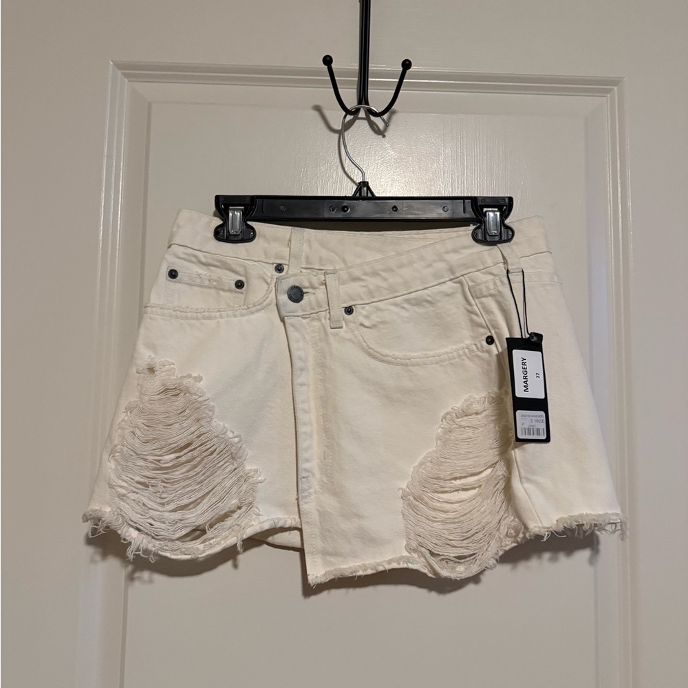 Cute mini skirt!